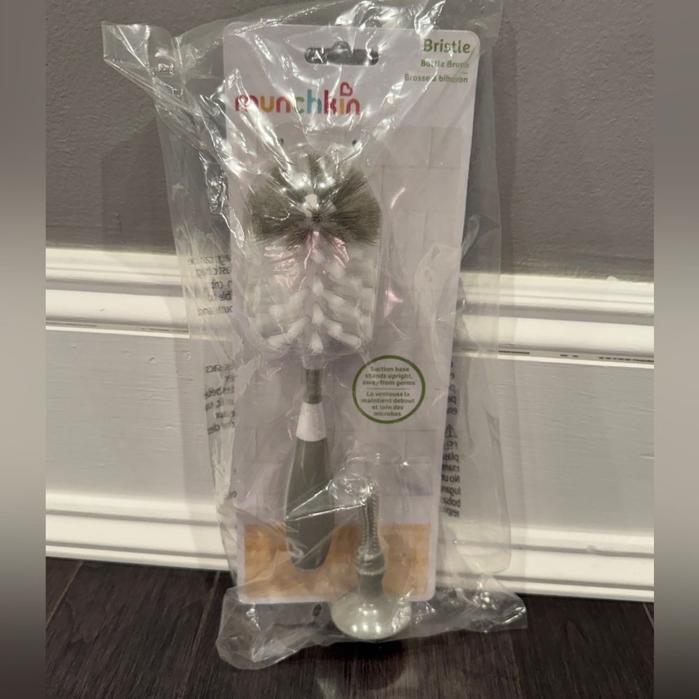 NWT Munchkin Gray and White Infant Baby Bottle Brush with Suction Base